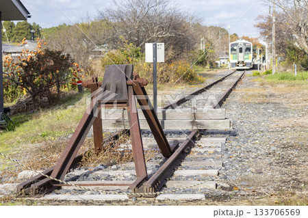 上総亀山駅に停車中の久留里線の列車 133706569