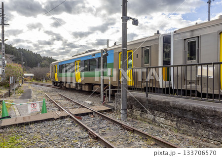 上総亀山駅に停車中の久留里線の列車 上総亀山駅に停車中の久留里線の列車 133706570