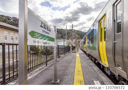 上総亀山駅の看板と久留里線の列車 上総亀山駅の看板と久留里線の列車 133706572