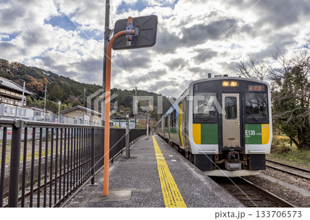 上総亀山駅に停車中の久留里線の列車 上総亀山駅に停車中の久留里線の列車 133706573