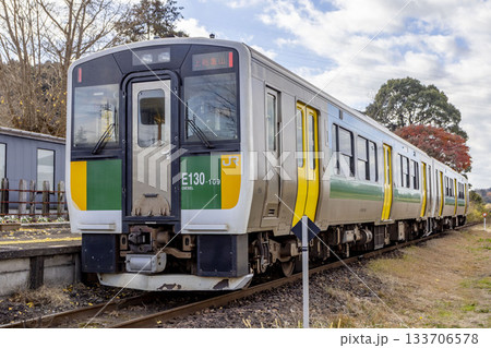 平山駅に停車中の久留里線の列車 133706578