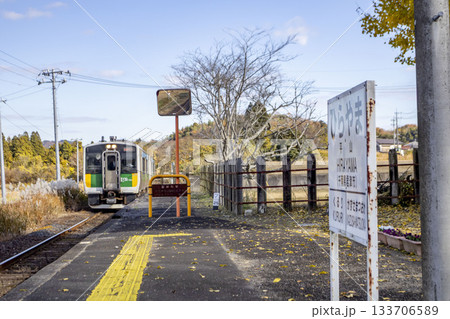 平山駅に到着する久留里線の列車 133706589