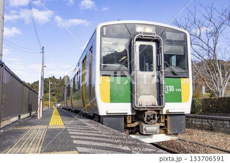 上総松丘駅に到着する久留里線の列車 上総松丘駅に到着する久留里線の列車 133706591