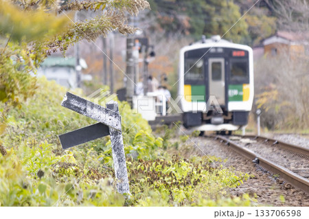 上総亀山駅に停車中の久留里線の列車 133706598