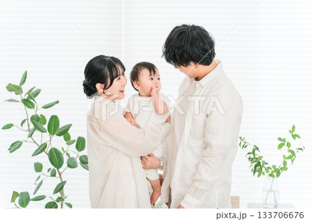 家で赤ちゃんを抱っこする若いアジア人夫婦,ファミリー,親子,家族 133706676
