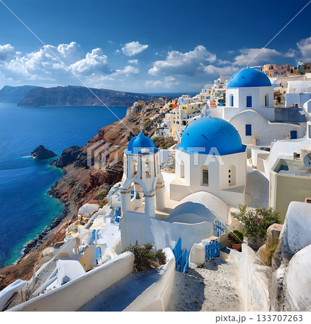 青いドームとエーゲ海が広がるサントリーニの絶景 133707263