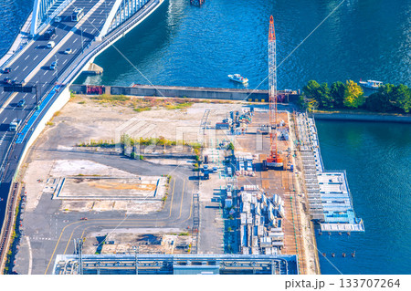 日本の東京都市景観 旧築地市場（6）仮設搬出入路及び荷揚げ桟橋上部工撤去工事などを望む 133707264
