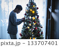 自宅のクリスマスツリーの準備をする男の子 133707401