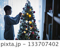 自宅のクリスマスツリーの準備をする男の子 133707402