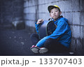 空き地でさぼる登下校中の小学生 133707403