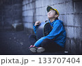 空き地でさぼる登下校中の小学生 133707404
