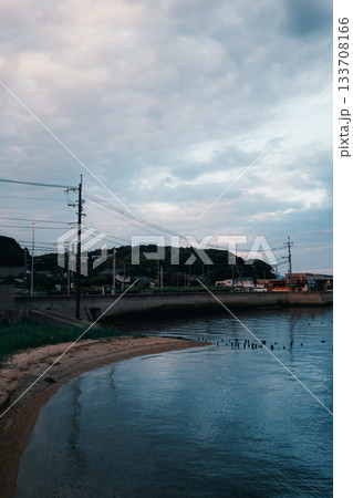 ドラマチックな雲と光が広がる海景 ドラマチックな雲と光が広がる海景 133708166