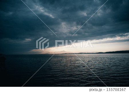 ドラマチックな雲と光が広がる海景 133708167