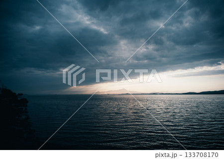 ドラマチックな雲と光が広がる海景 133708170