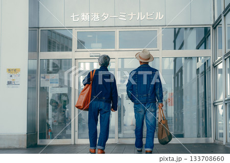 フェリーターミナルを訪れるシニア夫婦の旅風景 フェリーターミナルを訪れるシニア夫婦の旅風景 133708660