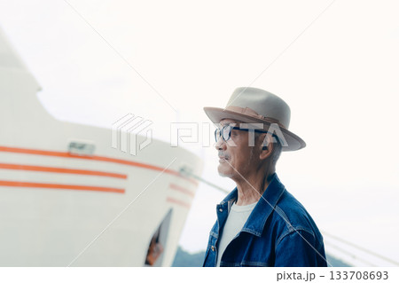 船を眺めながら旅を楽しむシニア男性のポートレート 船を眺めながら旅を楽しむシニア男性のポートレート 133708693