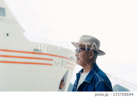 船を眺めながら旅を楽しむシニア男性のポートレート 船を眺めながら旅を楽しむシニア男性のポートレート 133708694