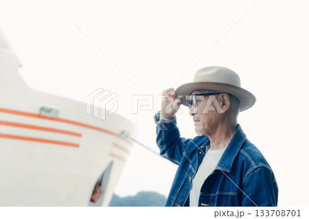 船を眺めながら旅を楽しむシニア男性のポートレート 船を眺めながら旅を楽しむシニア男性のポートレート 133708701