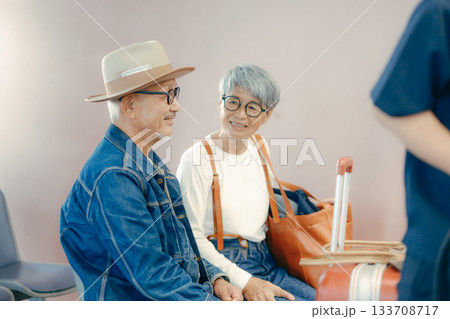 フェリーターミナルで出発を待つシニア夫婦の旅行シーン 133708717