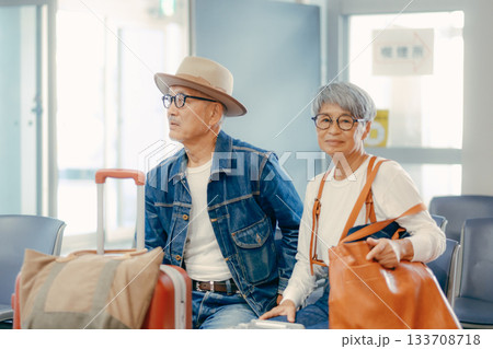 フェリーターミナルで出発を待つシニア夫婦の旅行シーン 133708718