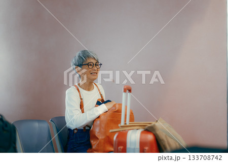 フェリーターミナルで出発を待つシニア女性 フェリーターミナルで出発を待つシニア女性 133708742