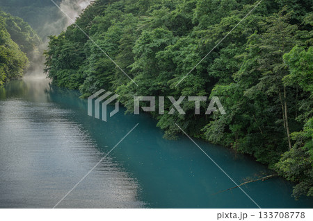 白砂ダムの深い青と夏の緑が広がる静かな湖面(群馬県中之条町) 白砂ダムの深い青と夏の緑が広がる静かな湖面(群馬県中之条町) 133708778