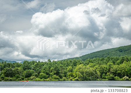 夏の嬬恋村バラギ湖と緑の山々を包む雄大な雲の風景 133708823