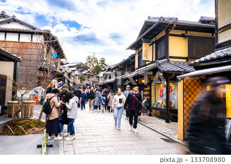 【重要伝統的建造物群保存地区】産寧坂（三年坂）　冬の風景1　京都府京都市東山区 133708980