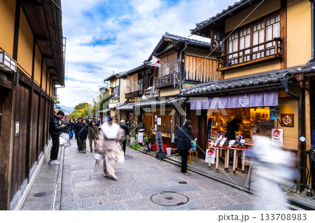 【重要伝統的建造物群保存地区】産寧坂（三年坂）　冬の風景4　京都府京都市東山区 133708983