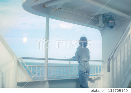 フェリーの甲板で海風を感じる20代女性の旅行シーン 133709140