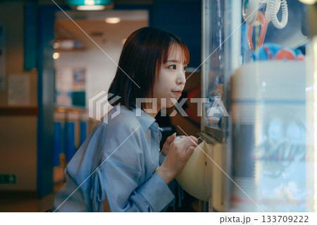 彼氏目線で見つめるクレーンゲームに夢中な20代女性 彼氏目線で見つめるクレーンゲームに夢中な20代女性 133709222