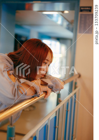 彼氏目線で見つめる物思いにふける20代女性の表情 133709239