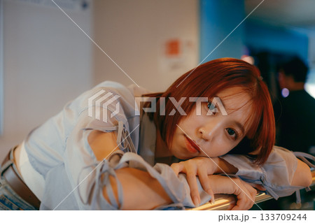 彼氏目線で見つめる物思いにふける20代女性の表情 133709244