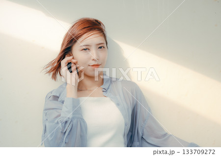 自然光に照らされる20代女性のナチュラルポートレート 133709272