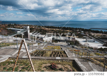 [淡路夢舞台]きれいな花々が咲き誇る百段苑の風景 133709382