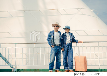 フェリーのデッキで旅行を楽しむシニア夫婦とスーツケース フェリーのデッキで旅行を楽しむシニア夫婦とスーツケース 133709498