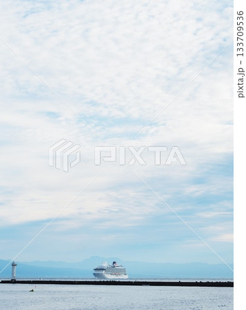 静岡県　白灯台と飛鳥Ⅲ　11月 133709536