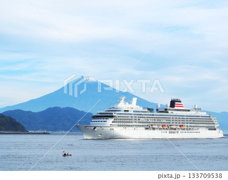 静岡県　飛鳥Ⅲと富士山　11月 133709538
