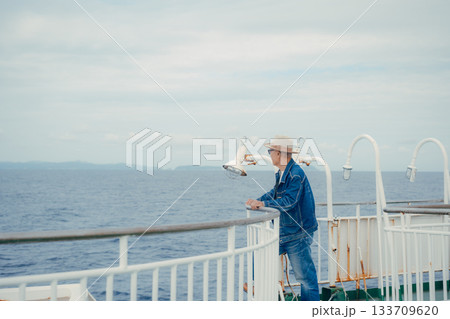 フェリーのデッキで立つシニア男性のポートレート フェリーのデッキで立つシニア男性のポートレート 133709620