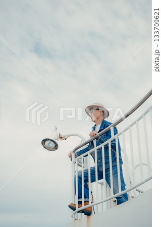 フェリーのデッキで立つシニア男性のポートレート 133709621