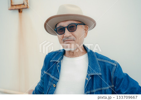 デニムジャケットを着たシニア男性のポートレート 133709667