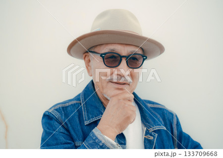 デニムジャケットを着たシニア男性のポートレート 133709668