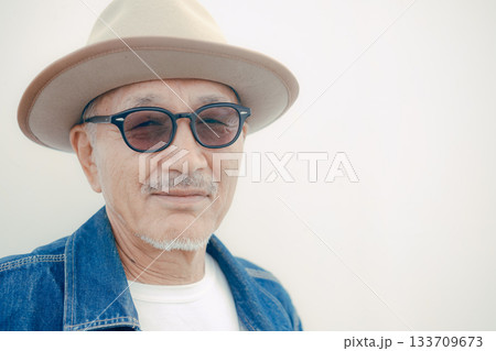 デニムジャケットを着たシニア男性のポートレート 133709673