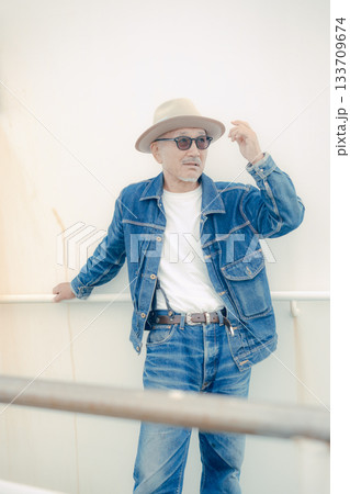 デニムジャケットを着たシニア男性のポートレート デニムジャケットを着たシニア男性のポートレート 133709674