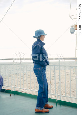 デニムスタイルのシニア女性が海を眺めるポートレート デニムスタイルのシニア女性が海を眺めるポートレート 133709719