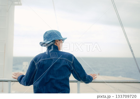 デニムスタイルのシニア女性が海を眺めるポートレート 133709720