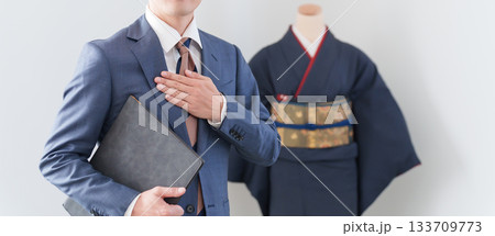 着物を売る男性販売員 133709773