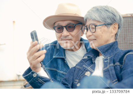 スマホを見るシニア夫婦のポートレート 133709784