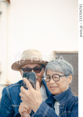 スマホを見るシニア夫婦のポートレート 133709791