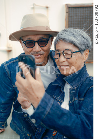 スマホを見るシニア夫婦のポートレート スマホを見るシニア夫婦のポートレート 133709792